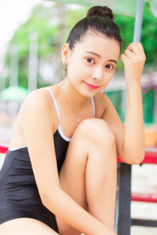 掀开艳妇湿润的短裙